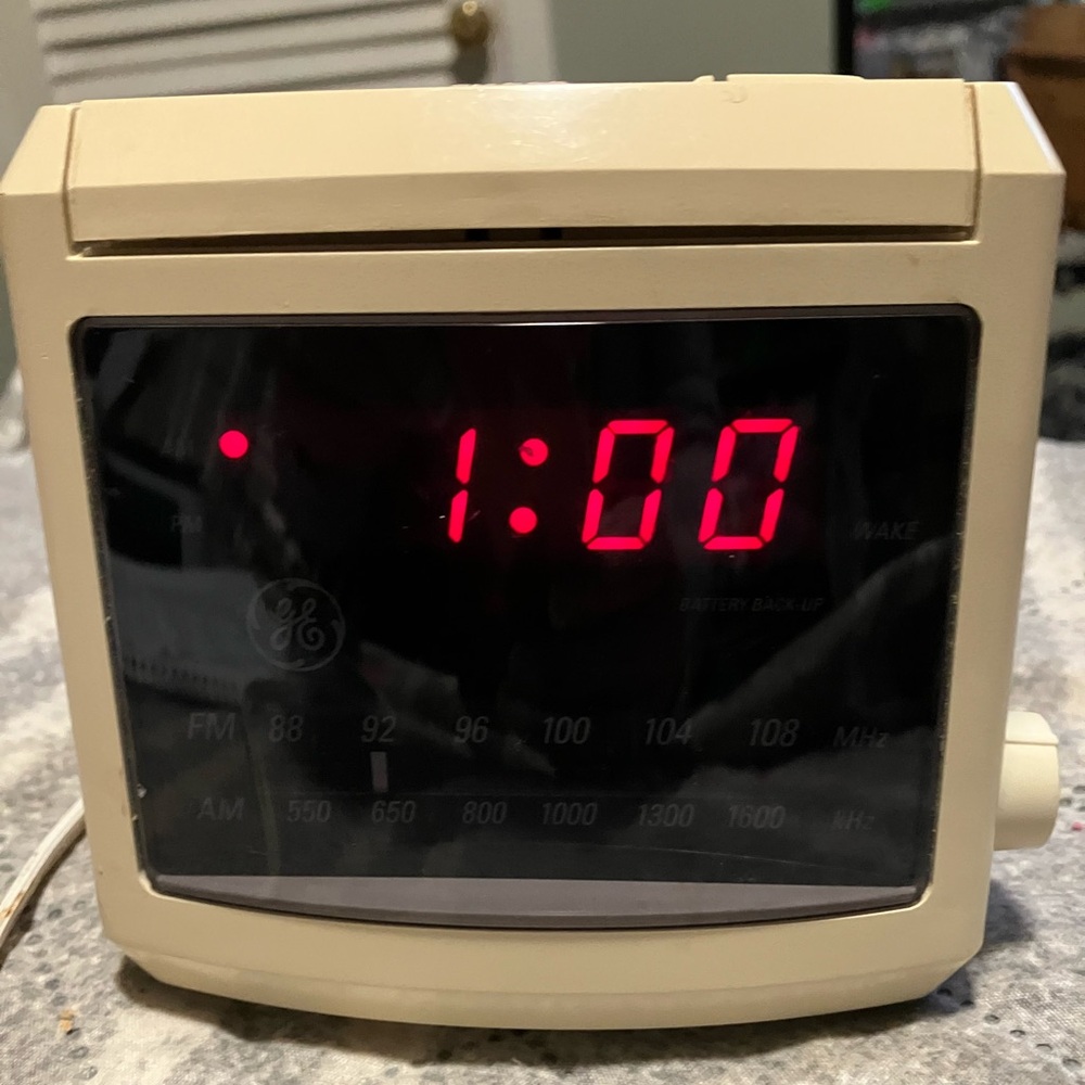 Vintage General Electric Alarm Clock AM/FM Radio
